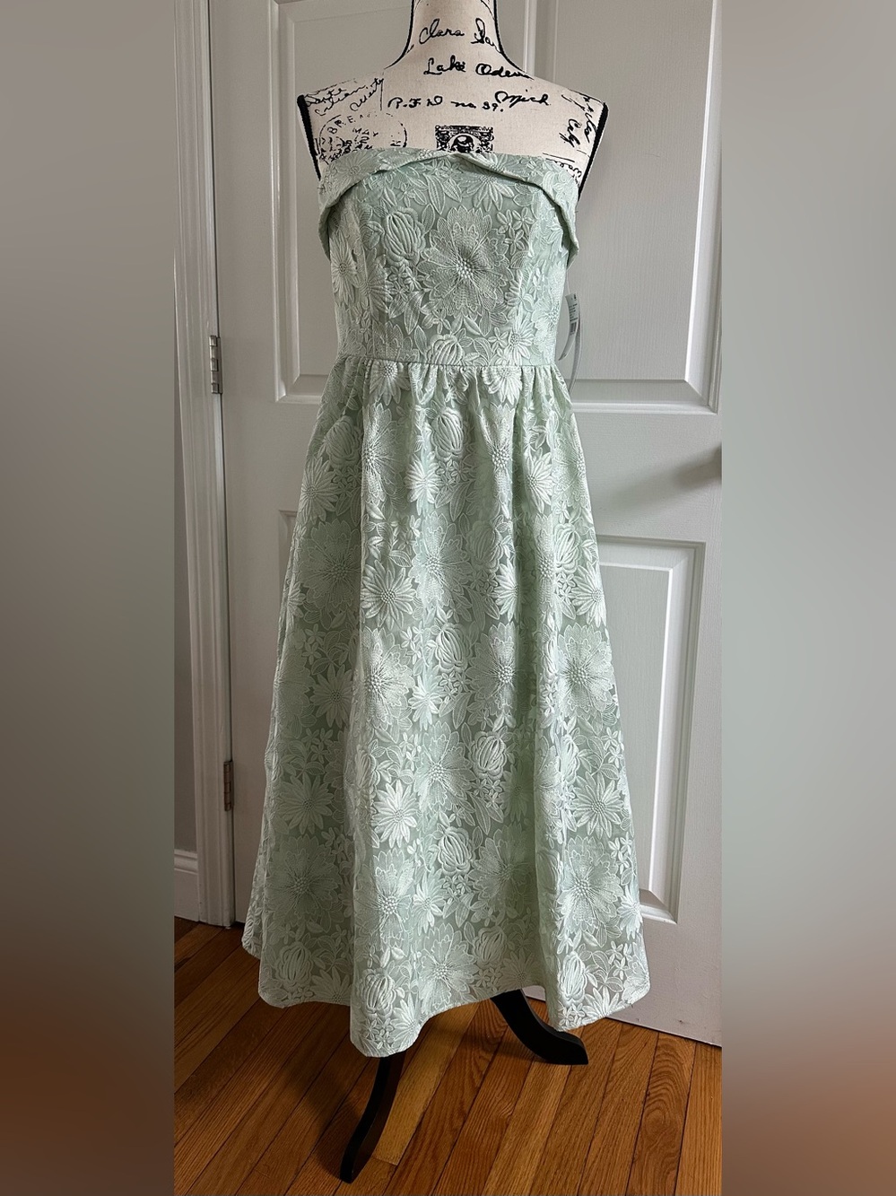 Aidan Mattox Adrianna Papell Size 6 Embroidered Off-Shoulder Gown Dress Mint NWT